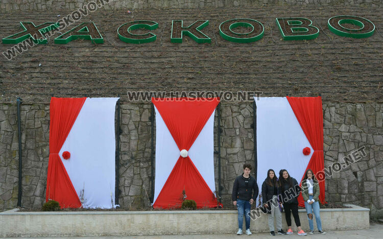 Първомартенски пана украсиха подножието на Богородица