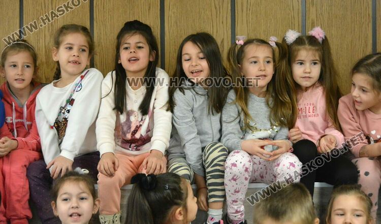 В търсене на Баба Марта, децата от градините учат, пеят и танцуват в библиотеката