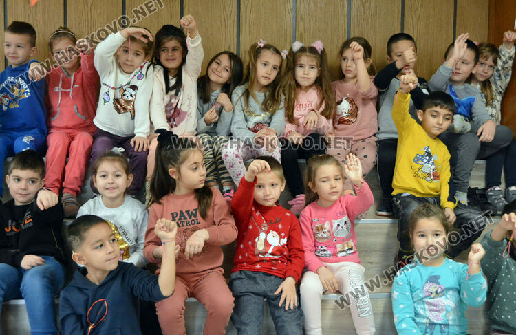 В търсене на Баба Марта, децата от градините учат, пеят и танцуват в библиотеката