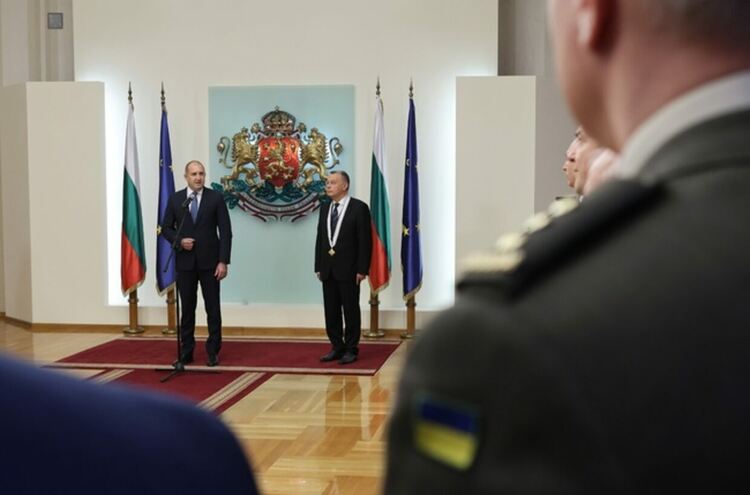 Радев отличи с орден „Мадарски конник“ първа степен посланика на Украйна в България Виталий Москаленко