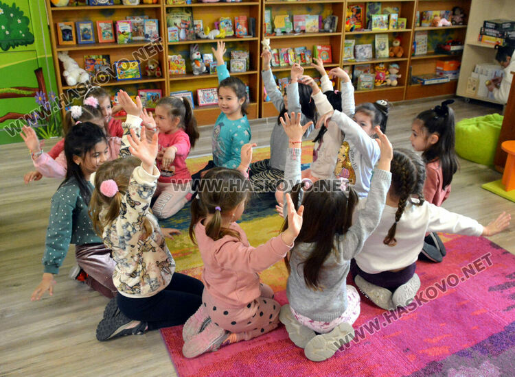 В търсене на Баба Марта, децата от градините учат, пеят и танцуват в библиотеката