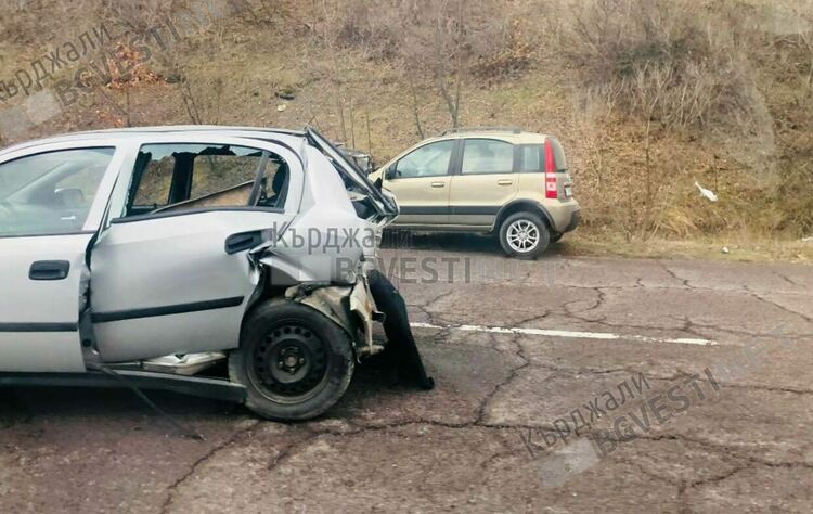 Четири катастрофи през уикенда в областта,блъснаха аварирал автомобил при Железник/снимки/