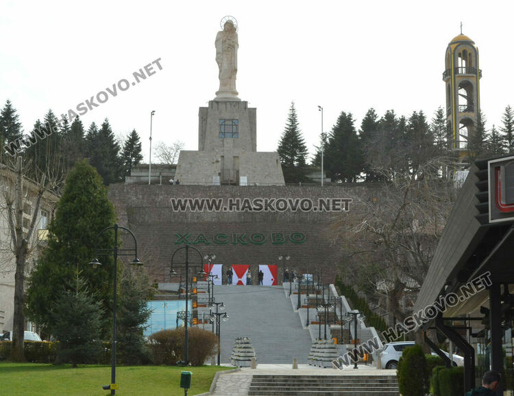 Първомартенски пана украсиха подножието на Богородица