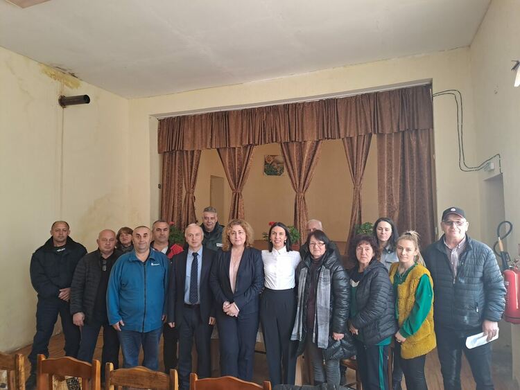 Прокурори от Районна прокуратура – Кърджали посетиха пограничното село Чакаларово и беседваха с жителите за мигрантския натиск