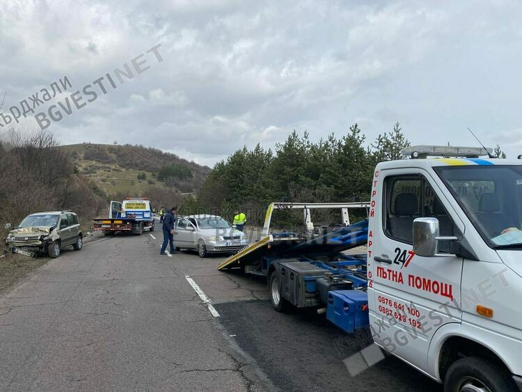 Четири катастрофи през уикенда в областта,блъснаха аварирал автомобил при Железник/снимки/