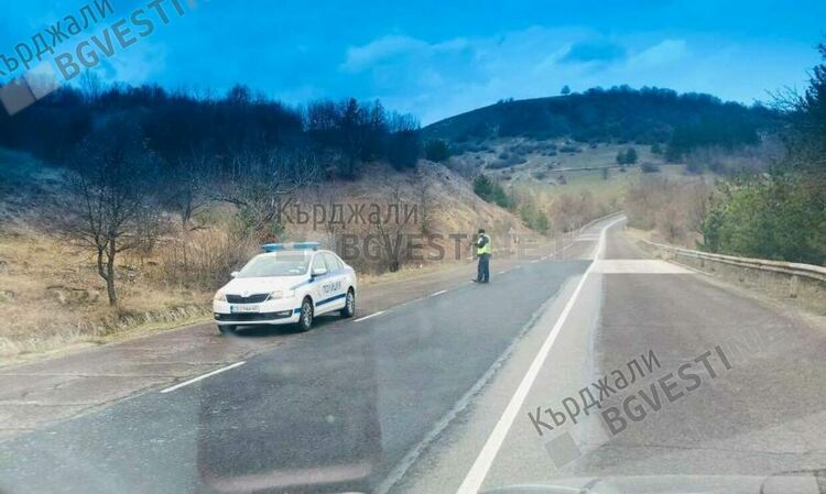 Четири катастрофи през уикенда в областта,блъснаха аварирал автомобил при Железник/снимки/