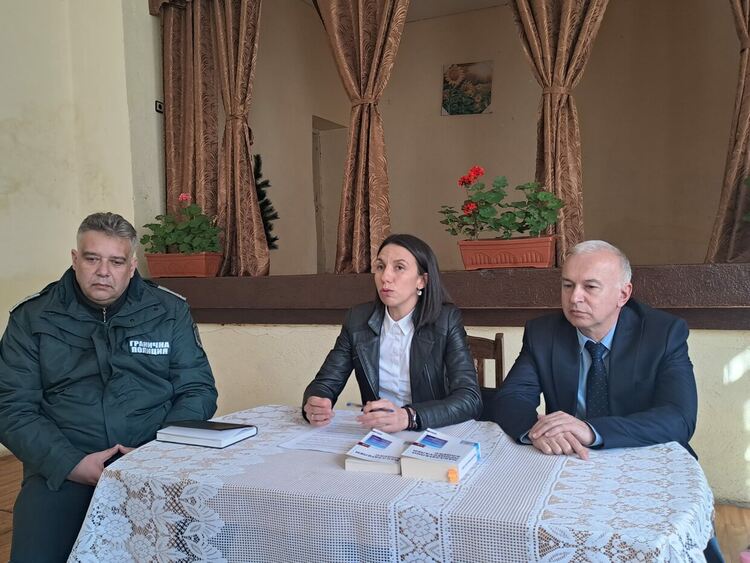 Прокурори от Районна прокуратура – Кърджали посетиха пограничното село Чакаларово и беседваха с жителите за мигрантския натиск