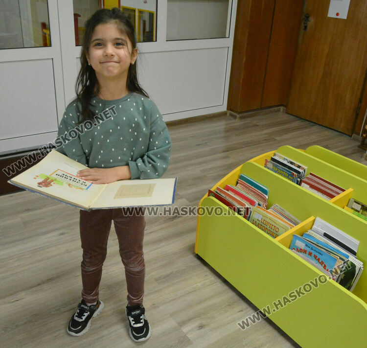 В търсене на Баба Марта, децата от градините учат, пеят и танцуват в библиотеката