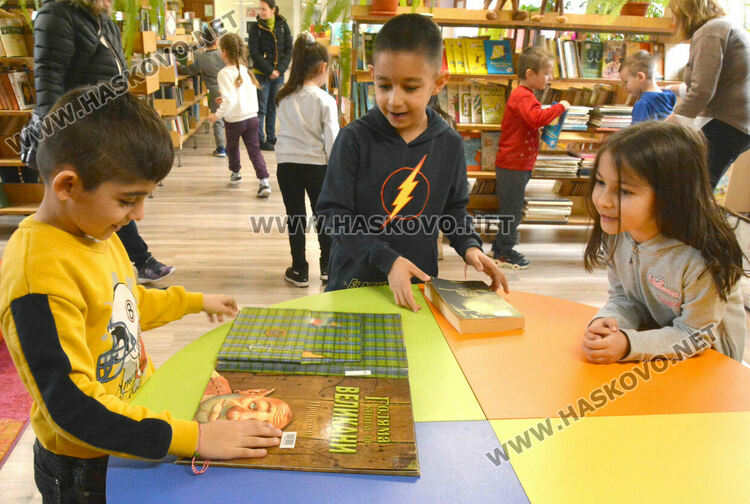 В търсене на Баба Марта, децата от градините учат, пеят и танцуват в библиотеката