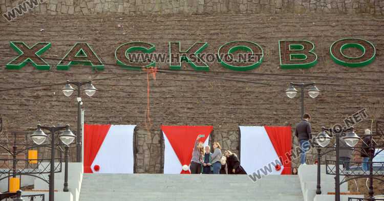 Първомартенски пана украсиха подножието на Богородица