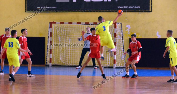 Категорична победа в атрактивен мач за ПМГ в ученическите игри по хандбал