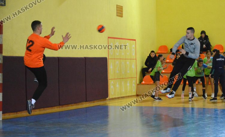 Категорична победа в атрактивен мач за ПМГ в ученическите игри по хандбал