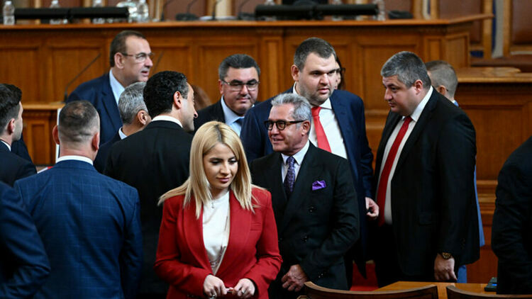 Почти без промени: ДПС смени водачите на листи в седем района, но не и Пеевски