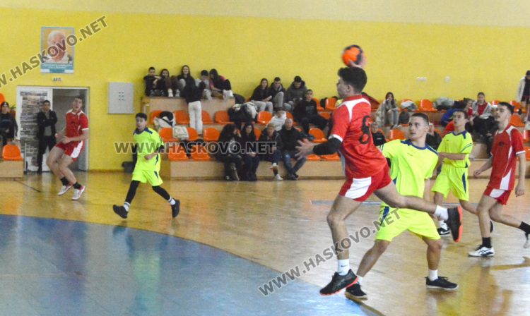 Категорична победа в атрактивен мач за ПМГ в ученическите игри по хандбал