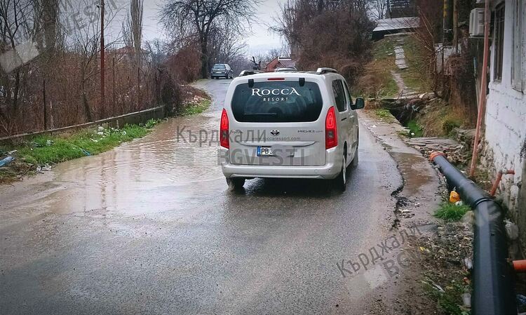 Участъци от пътя за Енчец останаха под вода,заради запушени отводнителни шахти