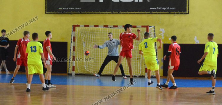 Категорична победа в атрактивен мач за ПМГ в ученическите игри по хандбал