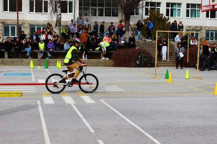 Ученици участваха в Национално състезание по безопасност на движението