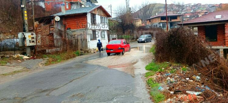 Участъци от пътя за Енчец останаха под вода,заради запушени отводнителни шахти