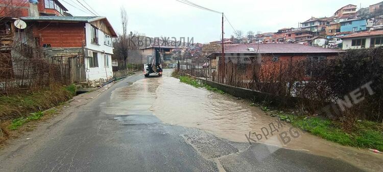 Участъци от пътя за Енчец останаха под вода,заради запушени отводнителни шахти