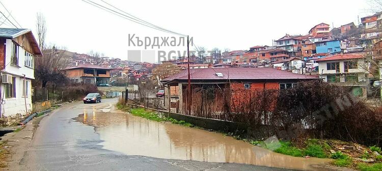Участъци от пътя за Енчец останаха под вода,заради запушени отводнителни шахти
