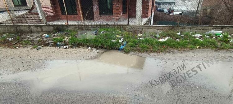 Участъци от пътя за Енчец останаха под вода,заради запушени отводнителни шахти