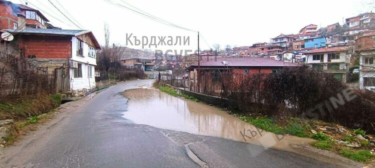 Участъци от пътя за Енчец останаха под вода,заради запушени отводнителни шахти