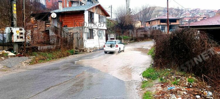 Участъци от пътя за Енчец останаха под вода,заради запушени отводнителни шахти