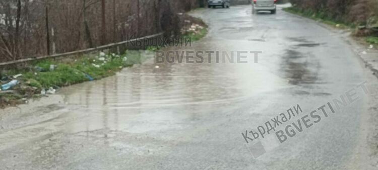 Участъци от пътя за Енчец останаха под вода,заради запушени отводнителни шахти