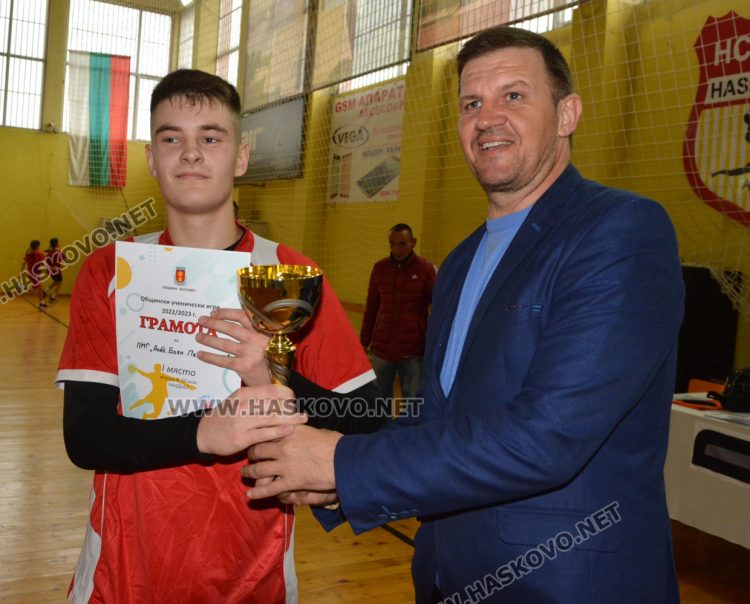 Категорична победа в атрактивен мач за ПМГ в ученическите игри по хандбал