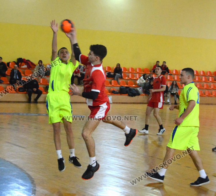 Категорична победа в атрактивен мач за ПМГ в ученическите игри по хандбал