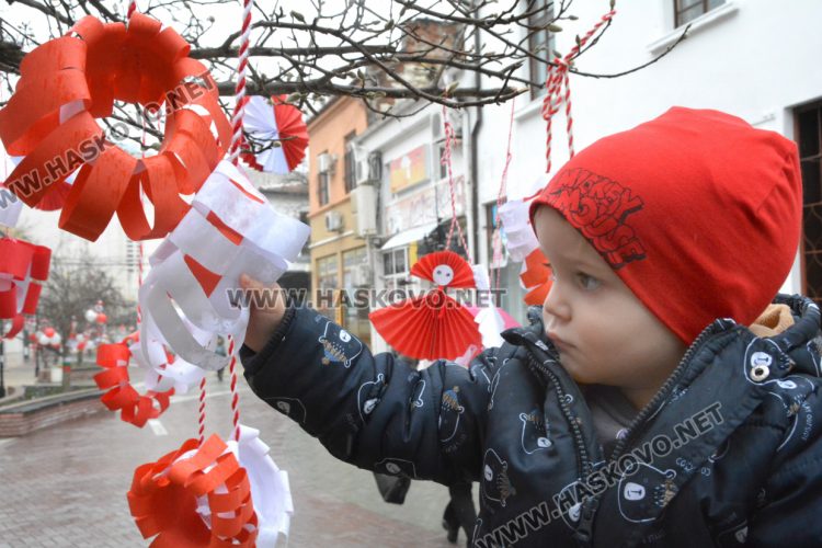 Борислав харесва украсата в центъра на града