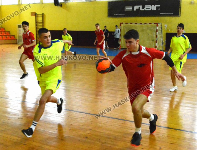Категорична победа в атрактивен мач за ПМГ в ученическите игри по хандбал