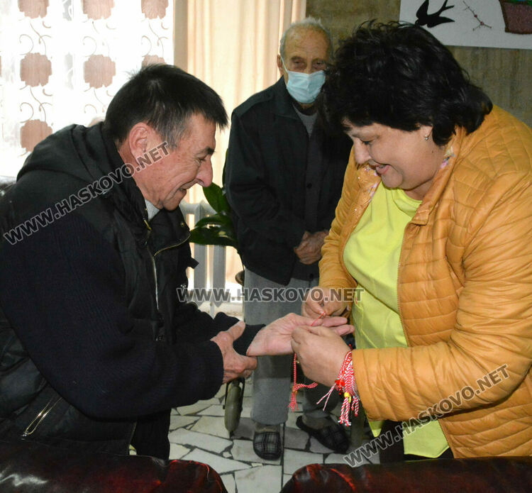 Децата от градина „Вихрогонче“ посрещнаха с много настроение Баба Марта в дома за възрастни