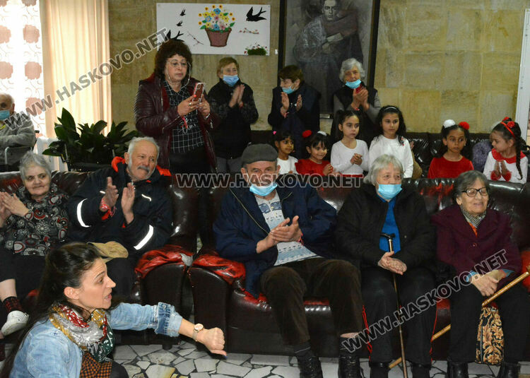 Децата от градина „Вихрогонче“ посрещнаха с много настроение Баба Марта в дома за възрастни