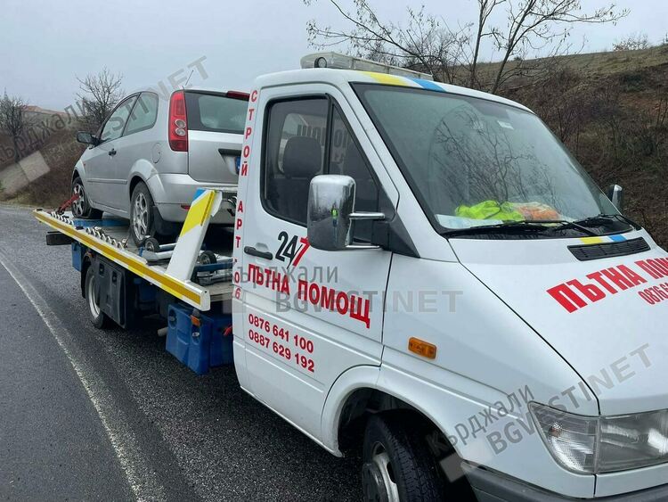 Две катастрофи за часове поради хлъзгав път в Кърджалийско, трафикът е освободен