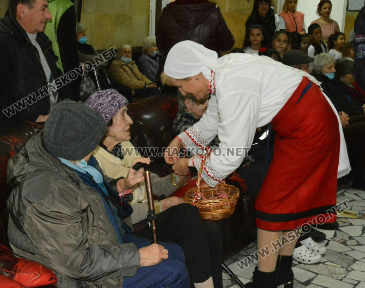 Децата от градина „Вихрогонче“ посрещнаха с много настроение Баба Марта в дома за възрастни