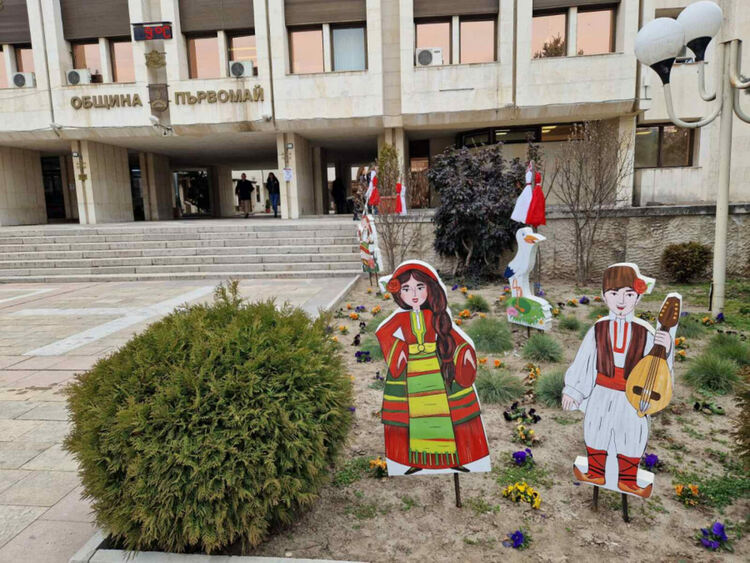 Първомай приветства баба Марта с празнична украса