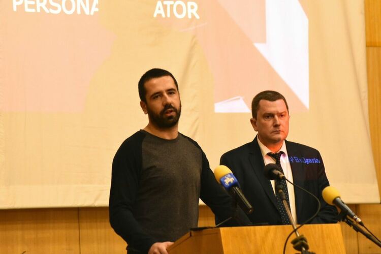 Безплатни устройства за проследяване получиха родители на деца и младежи със специални образователни потребности в община Перник