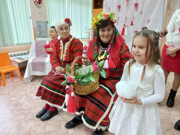 Баба Марта посети детските градини в община Димитровград