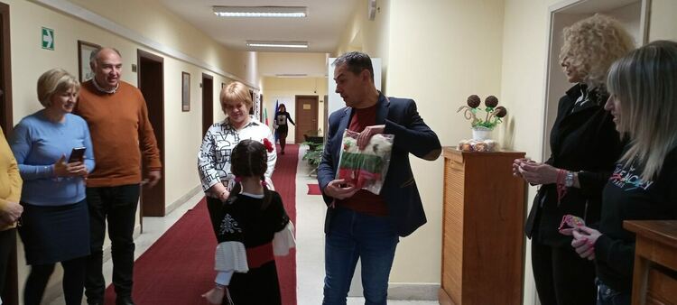 Деца от ДГ "Слънце" отправиха първомартенски поздрав към екипа на РУО