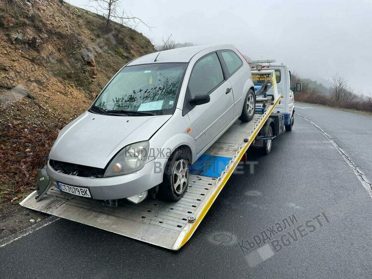 Две катастрофи за часове поради хлъзгав път в Кърджалийско, трафикът е освободен