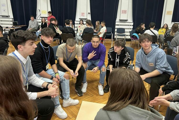 Професионалната гимназия по транспорт и аграрни технологии участваха в дискусия за насилието в училище