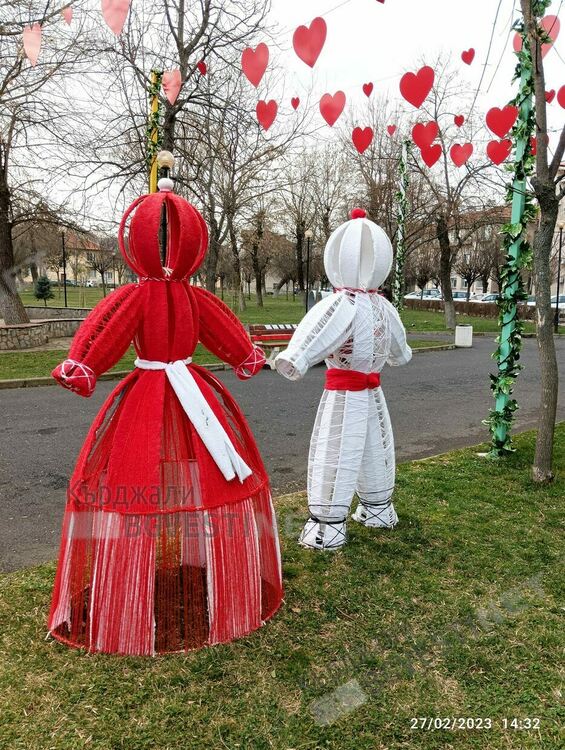 Огромни мартеници в Момчилград за Баба Марта