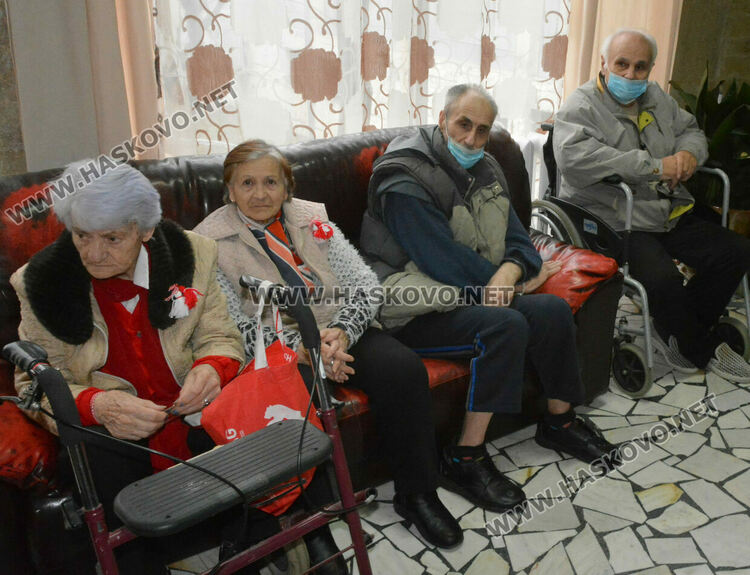 Децата от градина „Вихрогонче“ посрещнаха с много настроение Баба Марта в дома за възрастни
