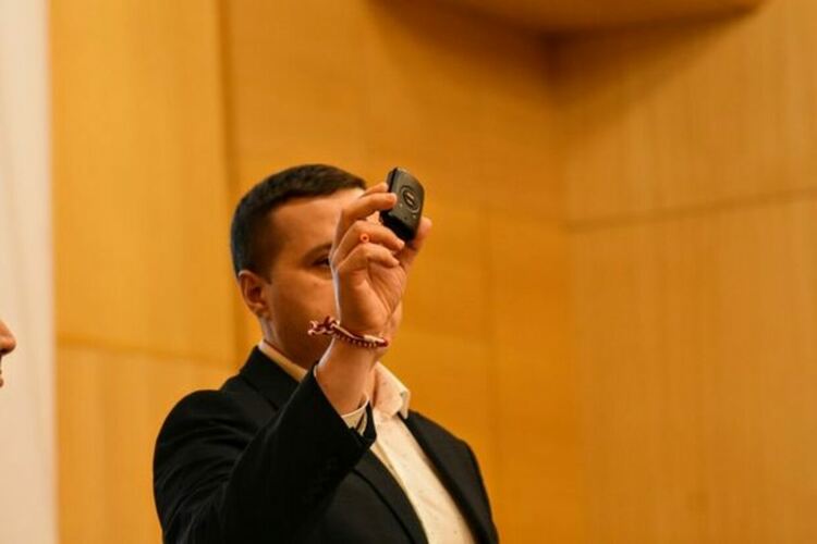 Безплатни устройства за проследяване получиха родители на деца и младежи със специални образователни потребности в община Перник