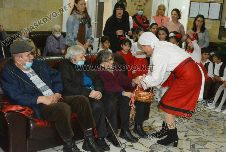 Децата от градина „Вихрогонче“ посрещнаха с много настроение Баба Марта в дома за възрастни