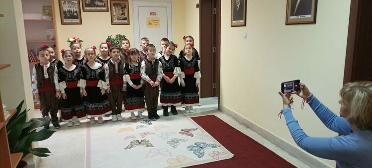 Деца от ДГ "Слънце" отправиха първомартенски поздрав към екипа на РУО