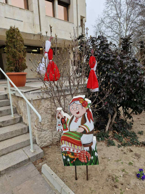 Първомай приветства баба Марта с празнична украса