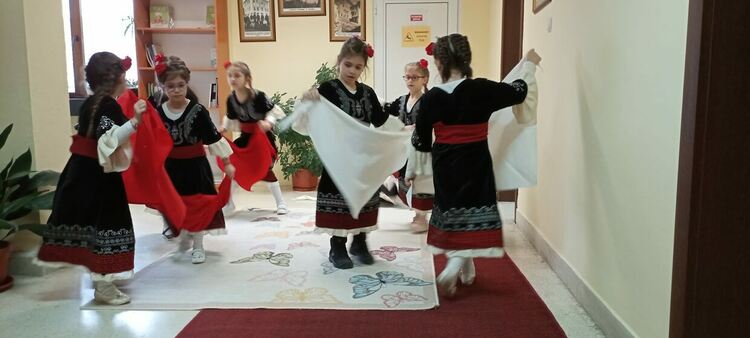 Деца от ДГ "Слънце" отправиха първомартенски поздрав към екипа на РУО