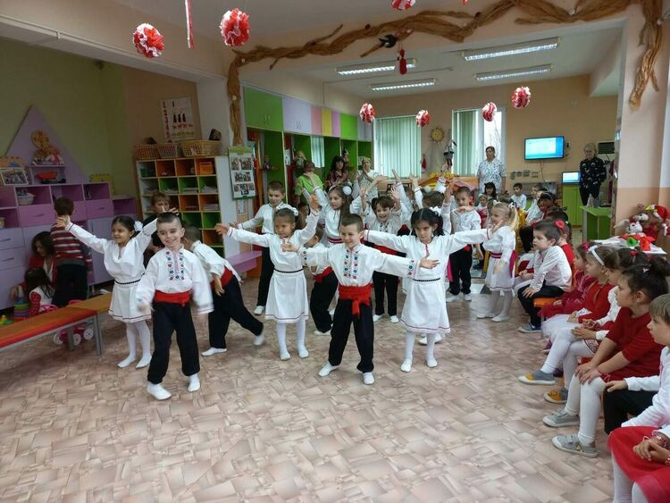 Баба Марта посети детските градини в община Димитровград 